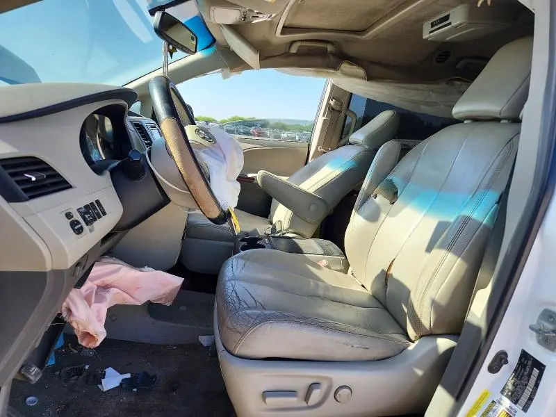 2014 TOYOTA SIENNA XLE 8-PASSENGER  