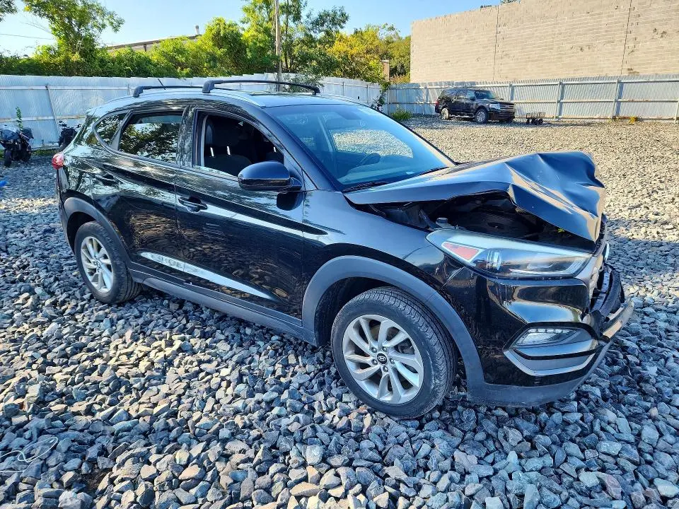 2016 HYUNDAI TUCSON SE  