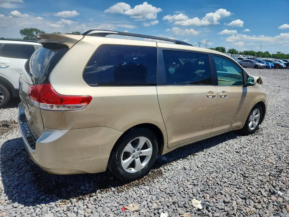 2013 TOYOTA SIENNA LE  