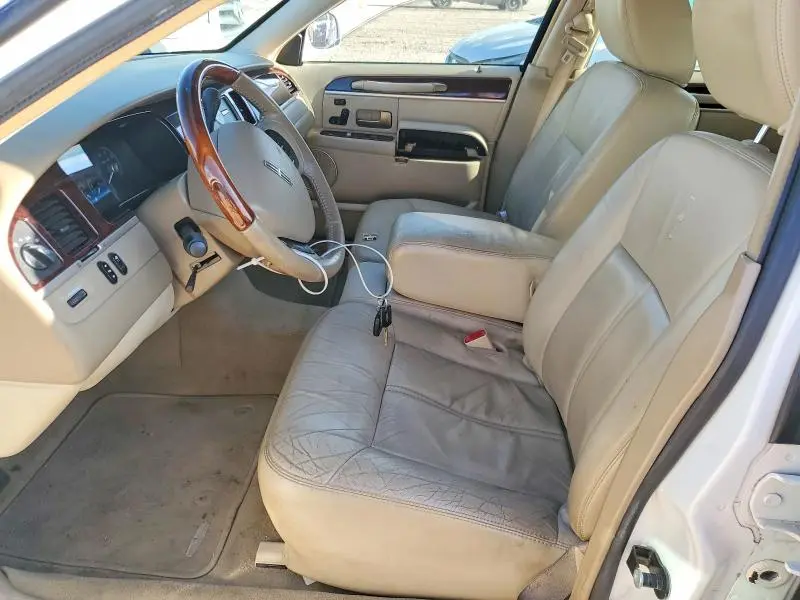 2011 LINCOLN TOWN CAR SIGNATURE LIMITED  