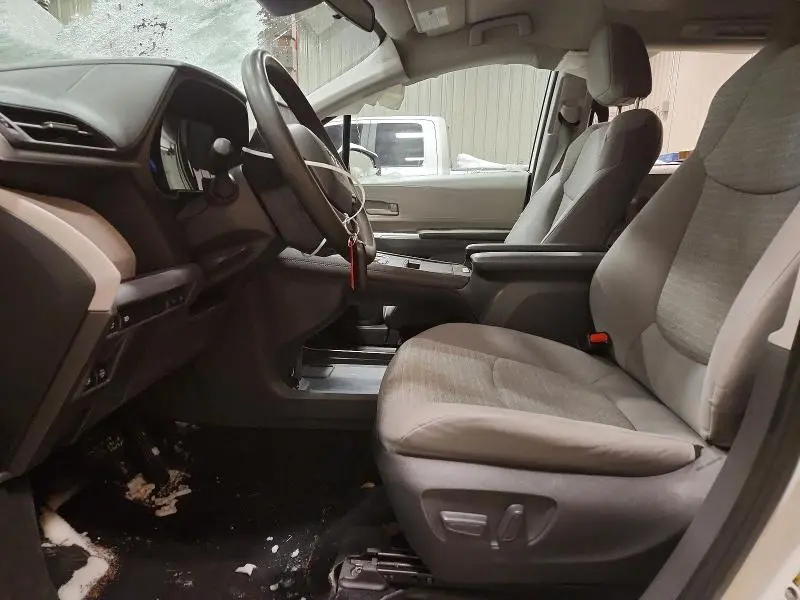 2021 TOYOTA SIENNA LE  