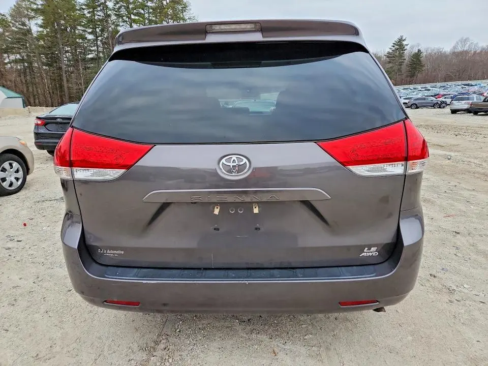 2013 TOYOTA SIENNA LE 7-PASSENGER  