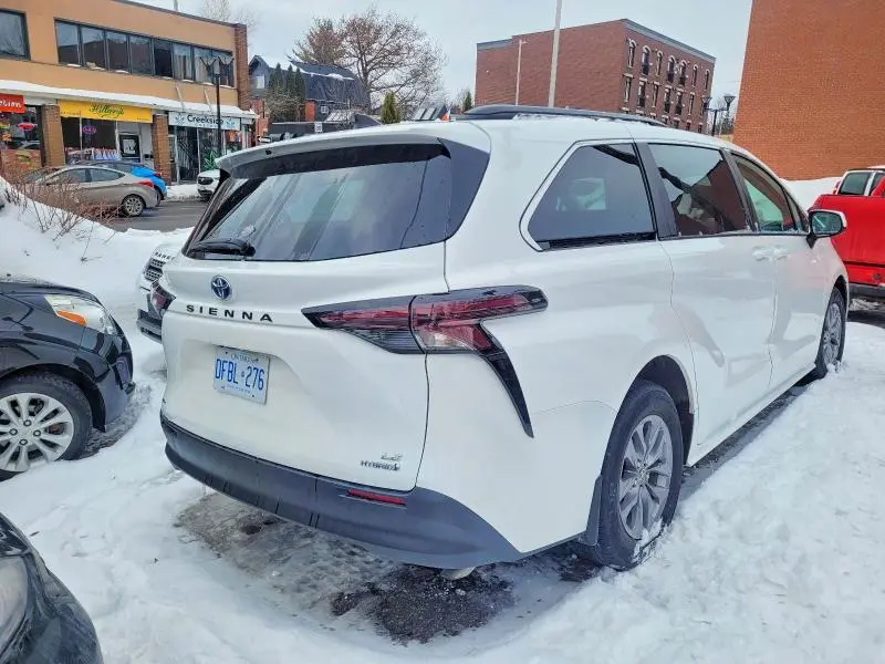 2024 TOYOTA SIENNA LE  