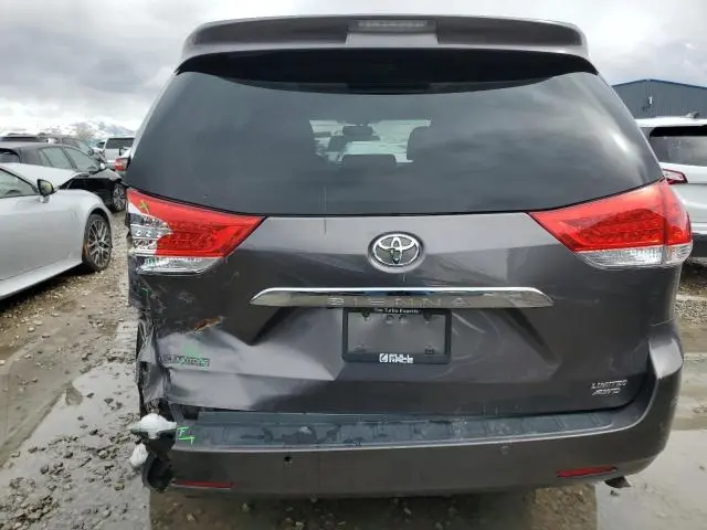 2013 TOYOTA SIENNA XLE