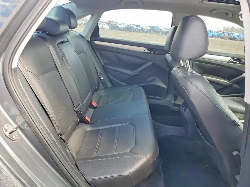 2013 VOLKSWAGEN PASSAT SE  