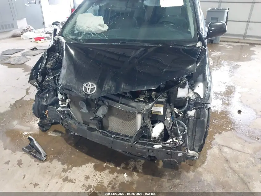 2015 TOYOTA SIENNA XLE 8 PASSENGER