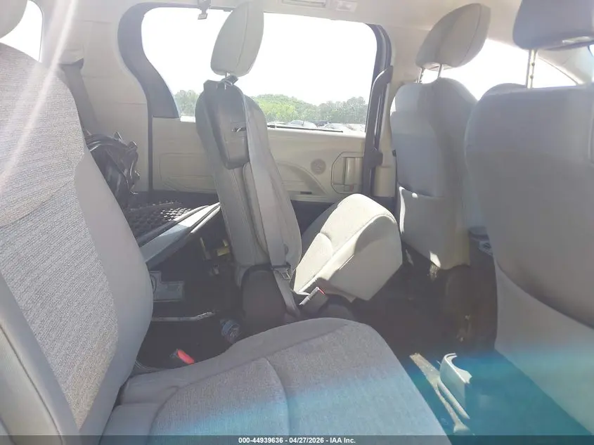 2022 TOYOTA SIENNA LE