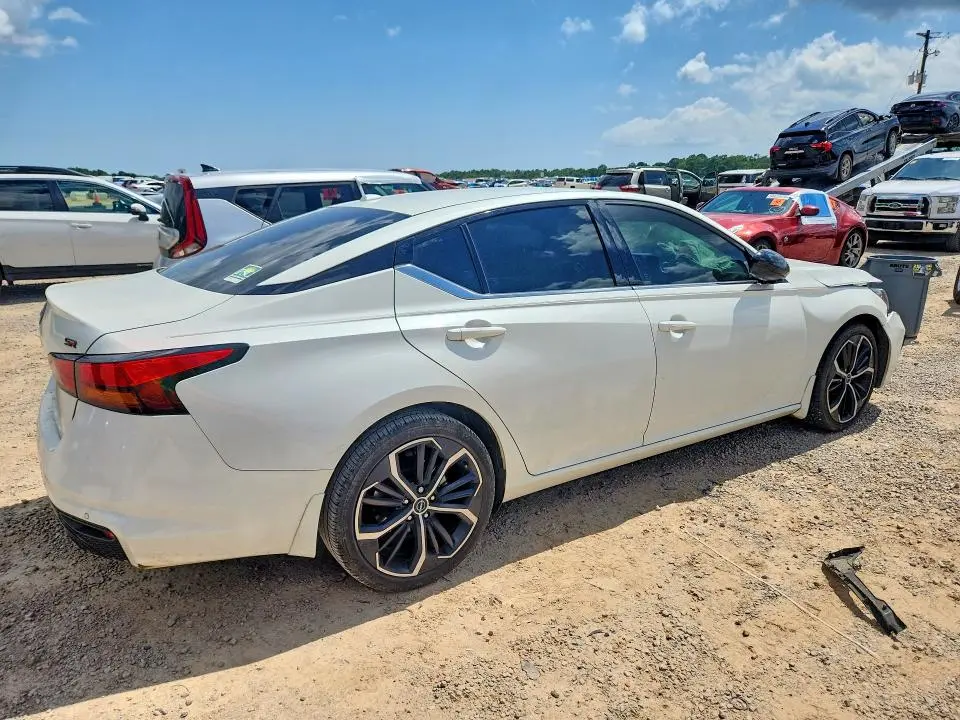 2024 NISSAN ALTIMA SR  