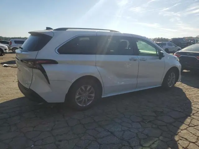 2025 TOYOTA SIENNA XLE  