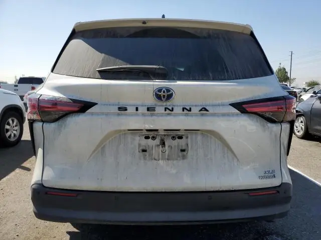 2021 TOYOTA SIENNA XLE 8-PASSENGER  