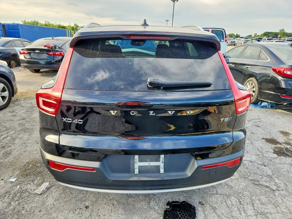 2020 VOLVO XC40 T5 MOMENTUM  