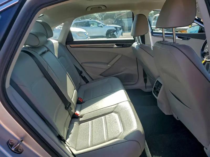 2018 VOLKSWAGEN PASSAT SE  