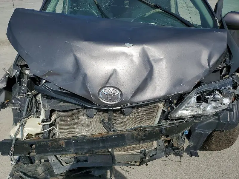 2014 TOYOTA SIENNA LE  