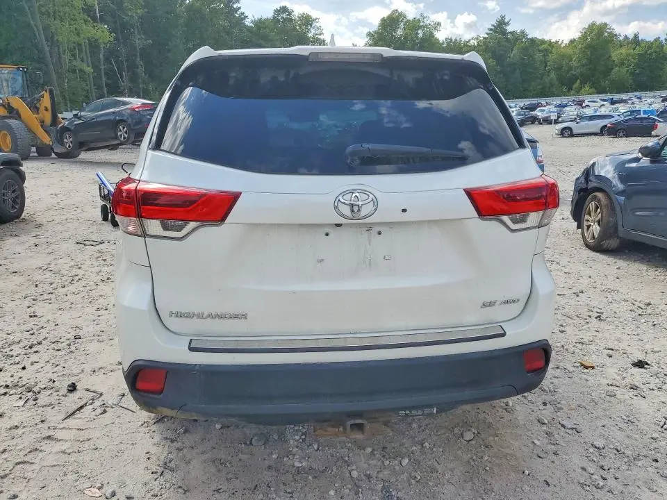 2017 TOYOTA HIGHLANDER SE  