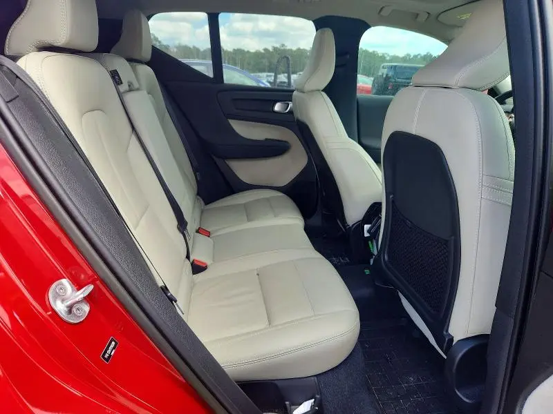 2023 VOLVO XC40 PLUS  