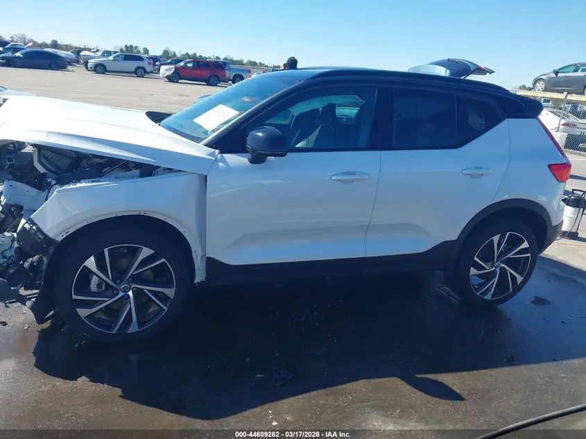 2022 VOLVO XC40 T5 R-DESIGN