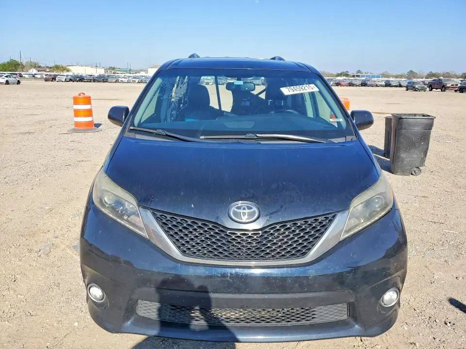 2017 TOYOTA SIENNA SE PREMIUM 8-PASSENGER  
