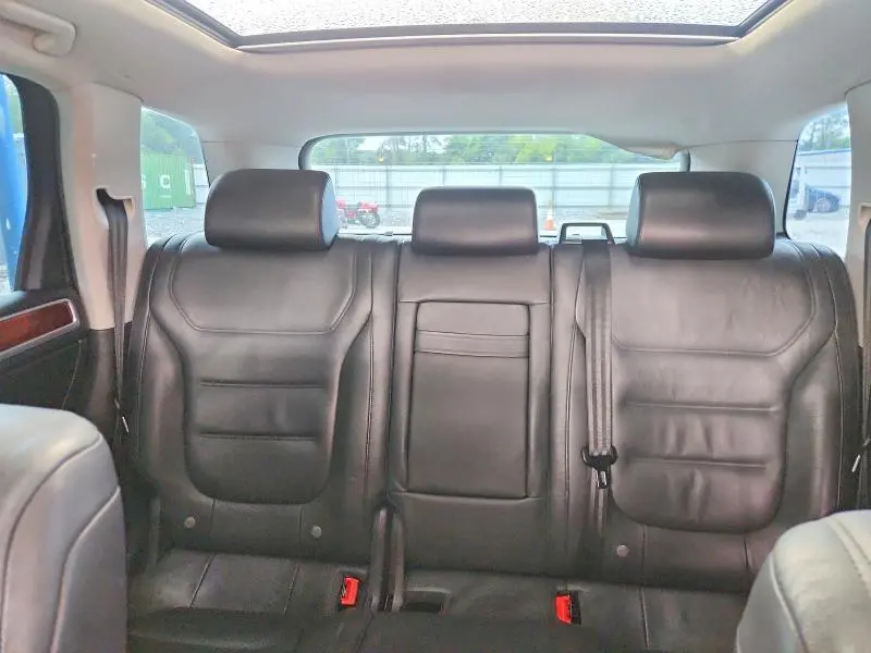2011 VOLKSWAGEN TOUAREG V6  