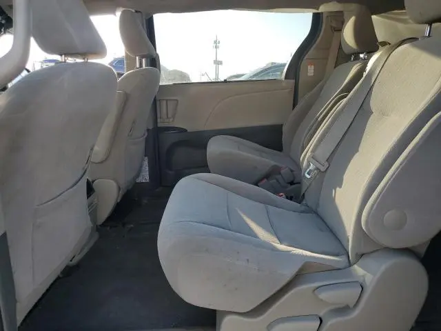 2017 TOYOTA SIENNA LE  