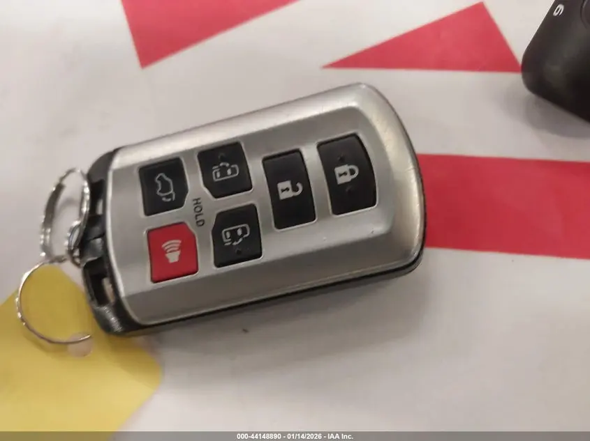 2016 TOYOTA SIENNA XLE 8 PASSENGER