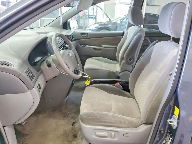 2010 TOYOTA SIENNA LE 7-PASSENGER  