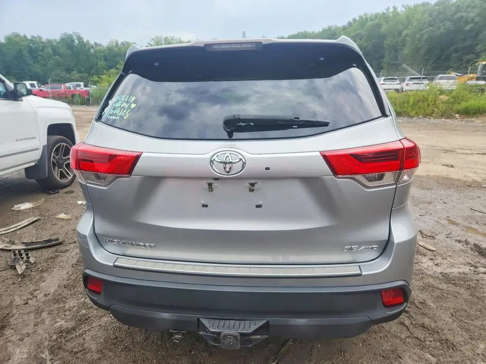 2017 TOYOTA HIGHLANDER SE  