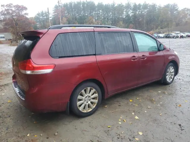 2013 TOYOTA SIENNA LE  