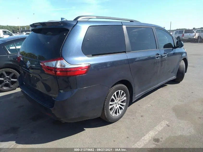 2019 TOYOTA SIENNA XLE