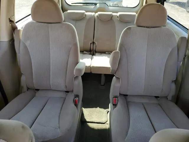 2011 KIA SEDONA LX  