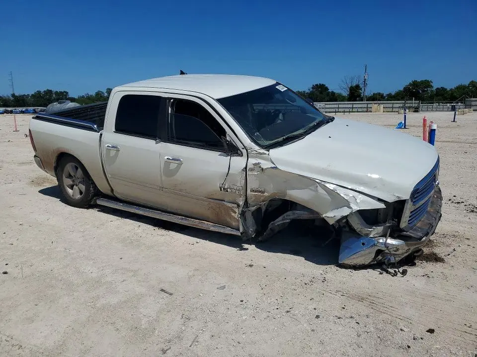 2016 RAM 1500 SLT  