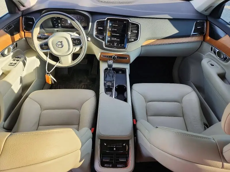 2022 VOLVO XC90 T6 MOMENTUM  