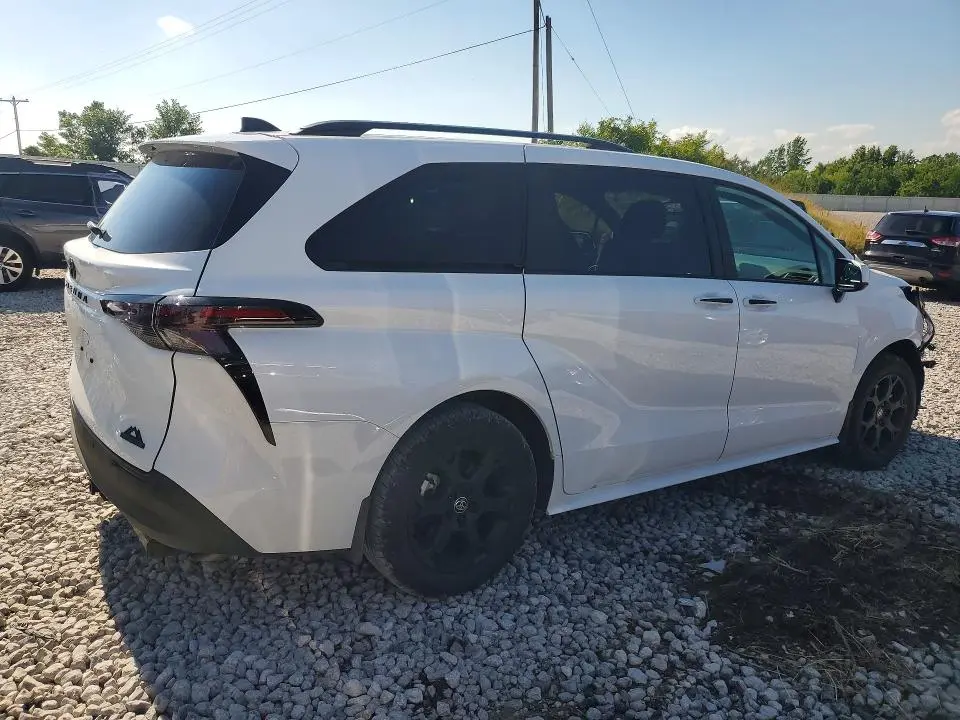 2026 TOYOTA SIENNA WOODLAND EDITION  