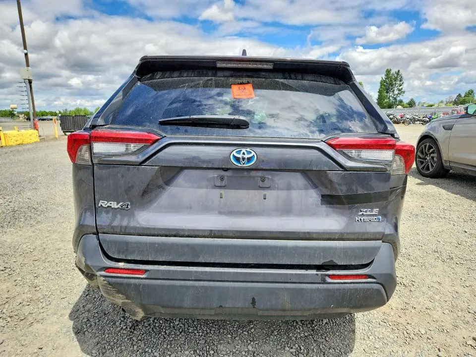 2021 TOYOTA RAV4 XLE  