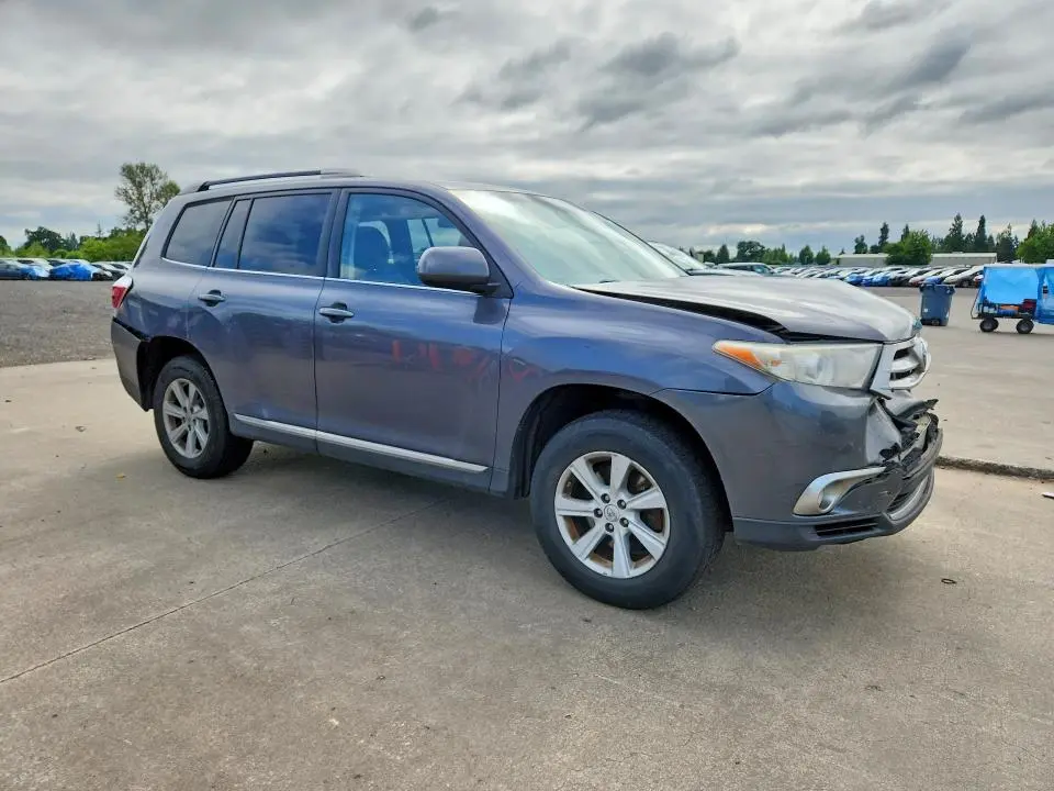 2013 TOYOTA HIGHLANDER SE  