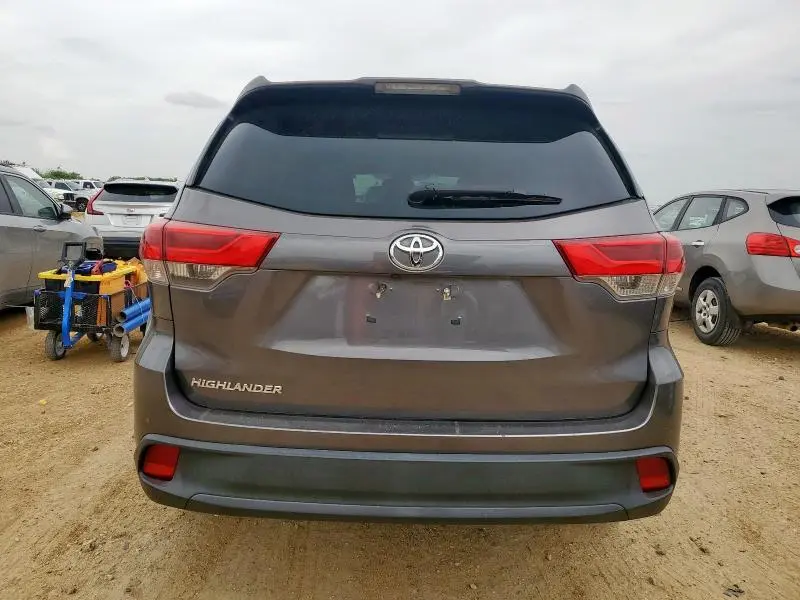 2017 TOYOTA HIGHLANDER LE  