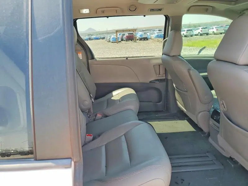 2016 TOYOTA SIENNA XLE PREMIUM 8-PASSENGER  