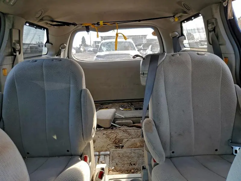 2011 TOYOTA SIENNA LE  