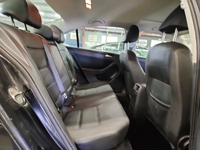2011 VOLKSWAGEN JETTA SE  
