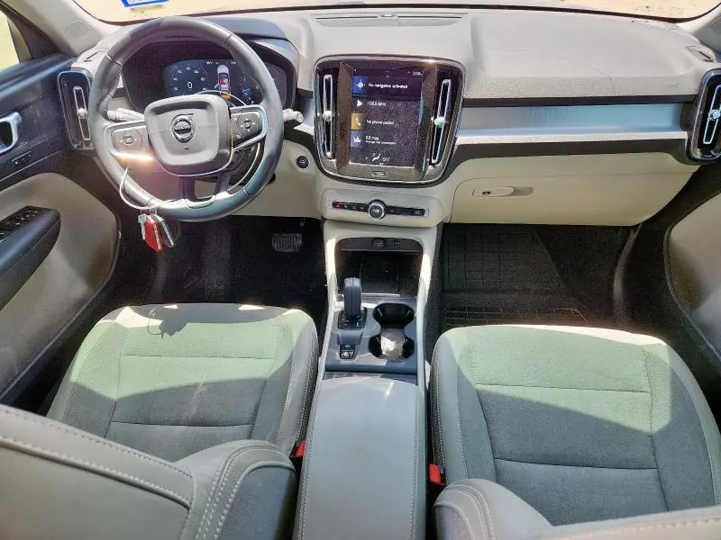 2020 VOLVO XC40 T4 MOMENTUM  