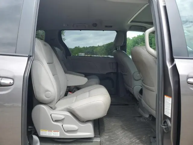 2016 TOYOTA SIENNA XLE  