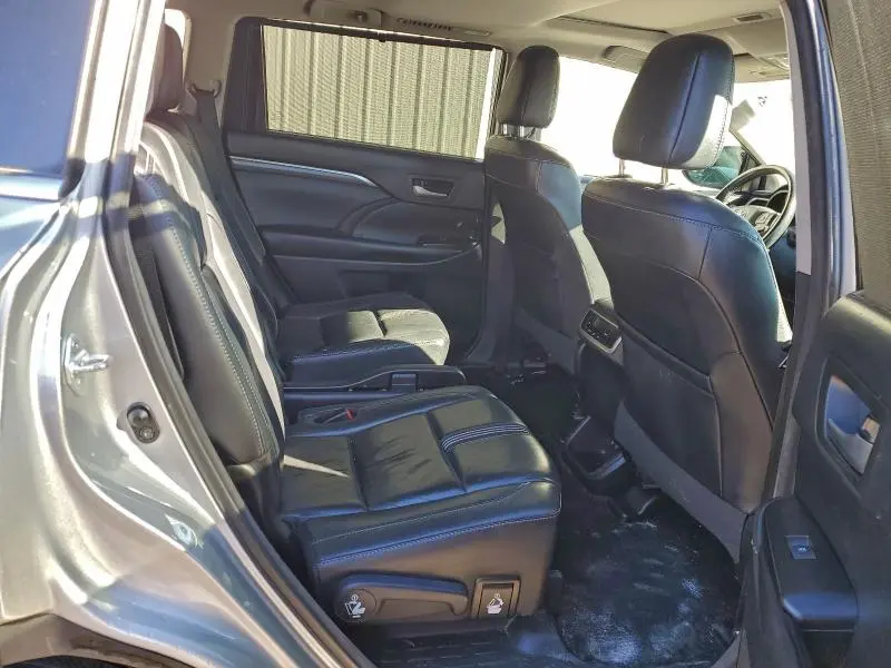 2017 TOYOTA HIGHLANDER SE  