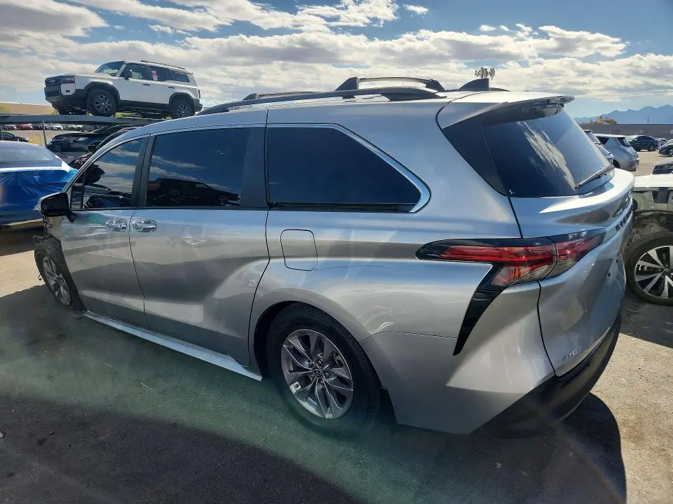 2022 TOYOTA SIENNA LE  