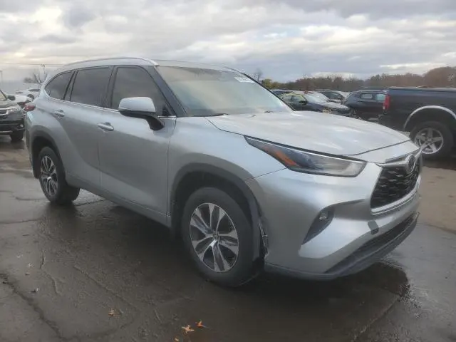 2021 TOYOTA HIGHLANDER XLE  