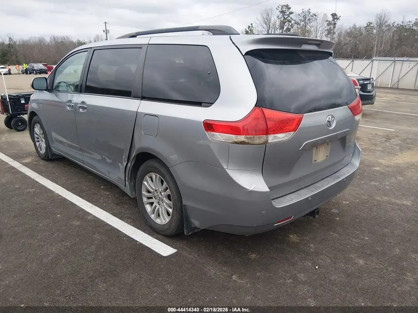 2013 TOYOTA SIENNA XLE V6 8 PASSENGER