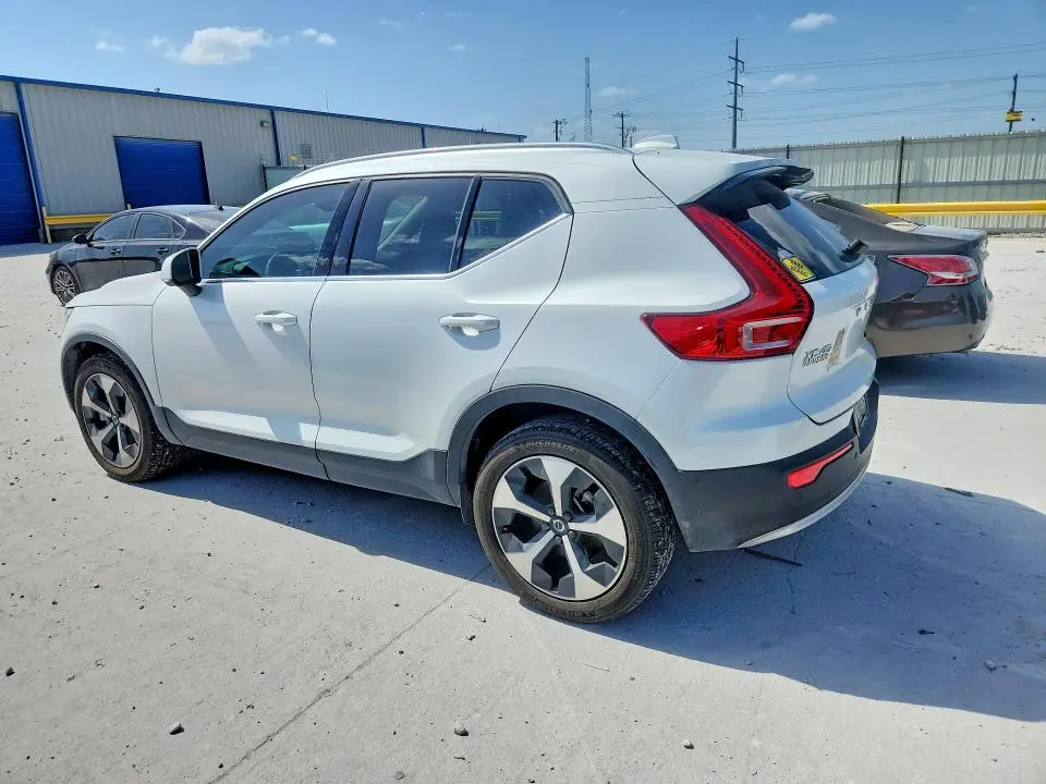 2023 VOLVO XC40 PLUS  