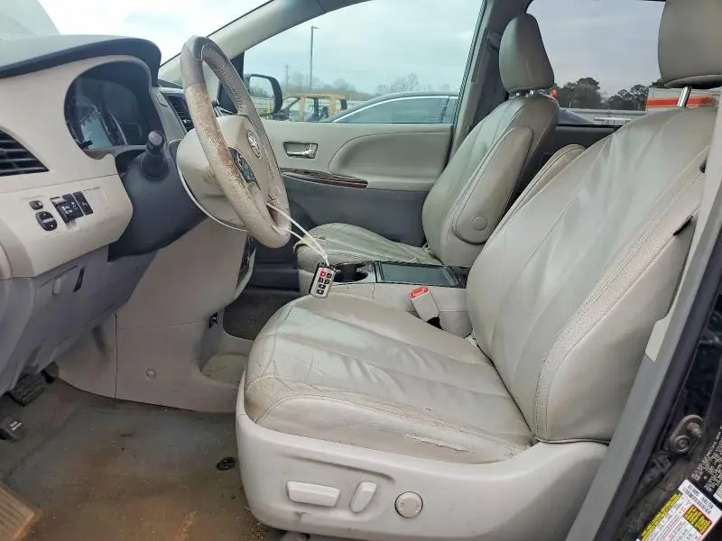 2013 TOYOTA SIENNA XLE  