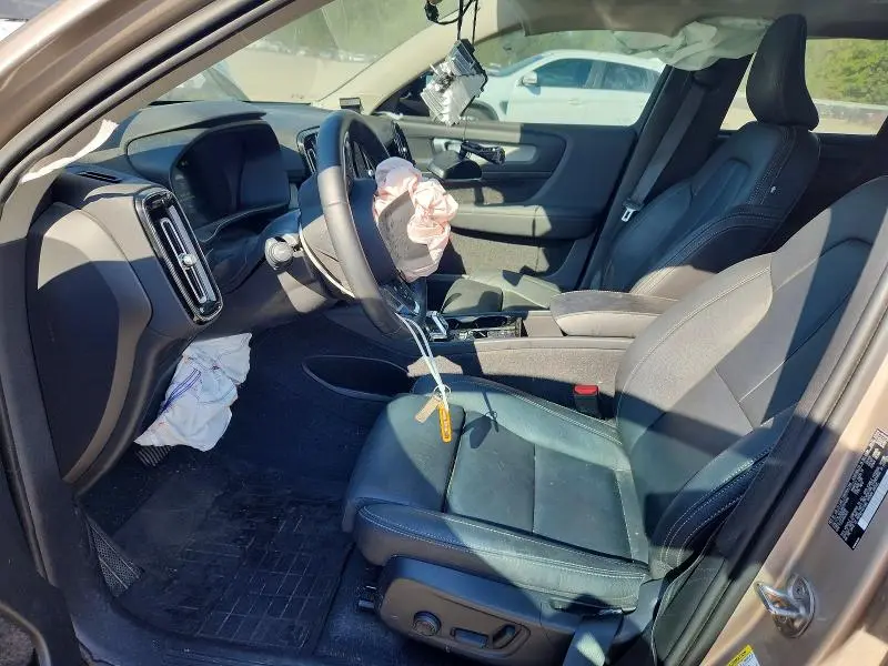2024 VOLVO XC40 PLUS  
