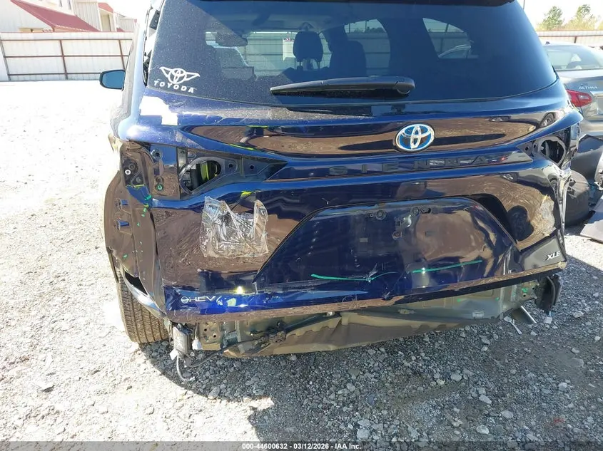 2025 TOYOTA SIENNA XLE
