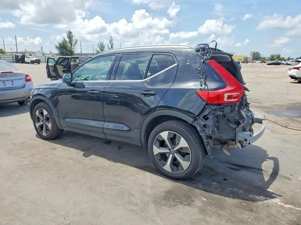 2025 VOLVO XC40 CORE  