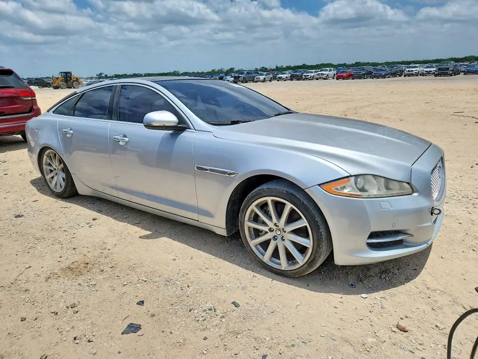 2011 JAGUAR XJ   